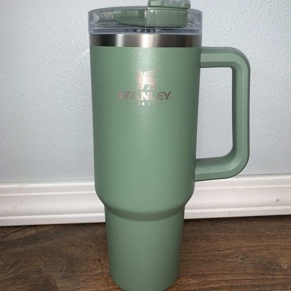 Shrub Green 40 oz Adventure Quencher Travel Tumbler.
